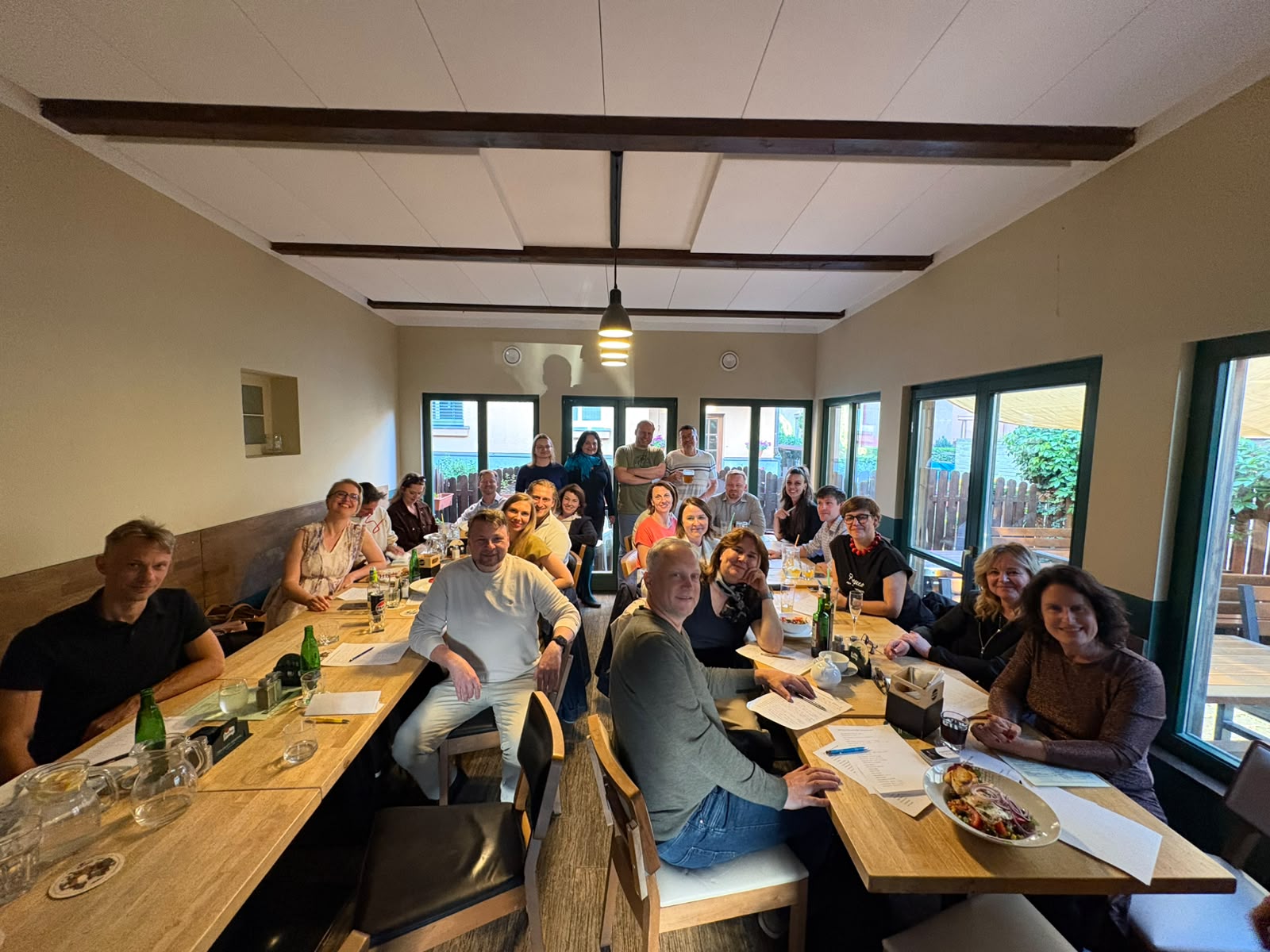 Podnikatelé u dlouhého stolu na prvním networkingu FINE Club v Praze