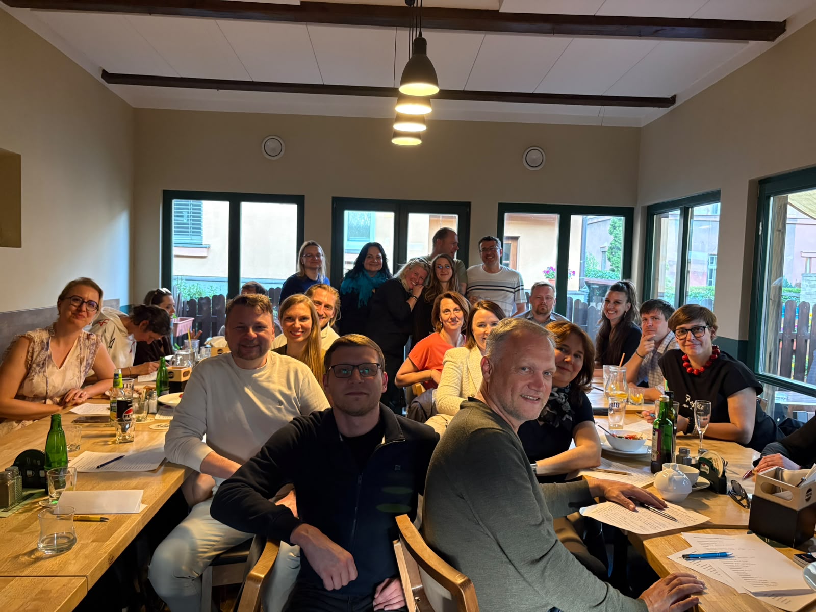 Podnikatelé u společného stolu na networkingu FINE Club v Praze