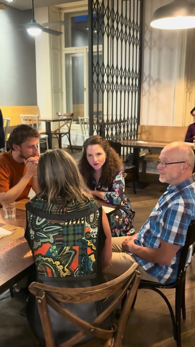 Podnikatelé v rozhovoru u stolu na networkingu FINE Club v Praze