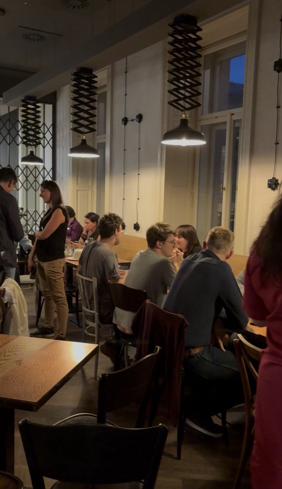 Společná večeře účastníků FINE Clubu u stolů v Meat Beer